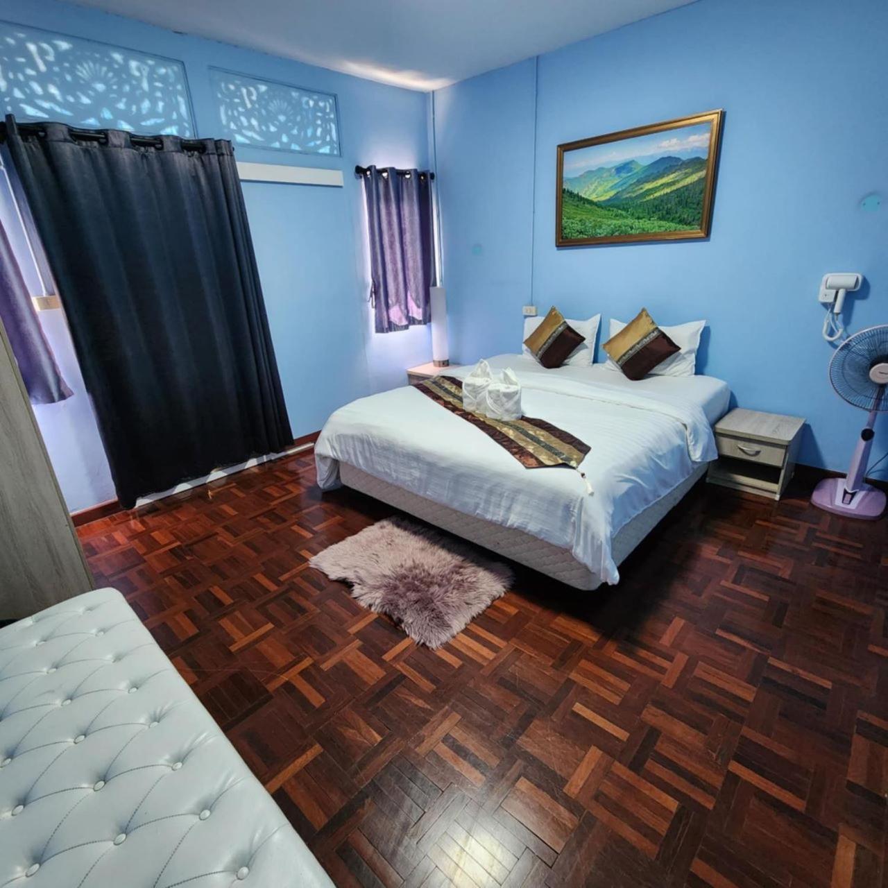 Chiangmai First House & Tour Hostel *